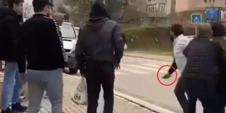 Otobüs şoförü yolcuya bıçak çekti
