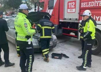 Seyir halindeki otomobil alev aldı