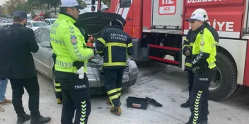 Seyir halindeki otomobil alev aldı