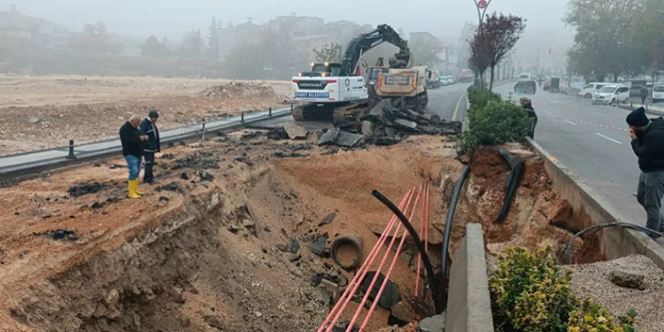 Gaziantep’te sağanak yağış nedeniyle yol çöktü