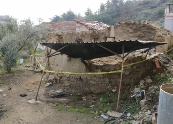 Odun almak için girdiği kerpiç ev mezarı oldu