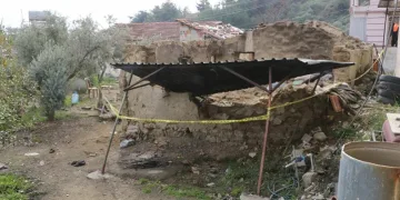 Odun almak için girdiği kerpiç ev mezarı oldu