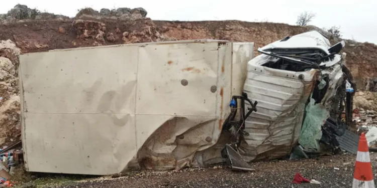 Virajı alamayan kamyon takla attı: 2 ağır yaralı