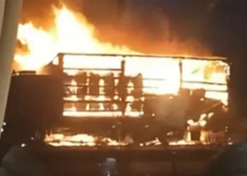Bursa’da seyir halindeki kamyon alev alev yandı