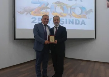 Alinur Aktaş’tan Özhan’a plaket