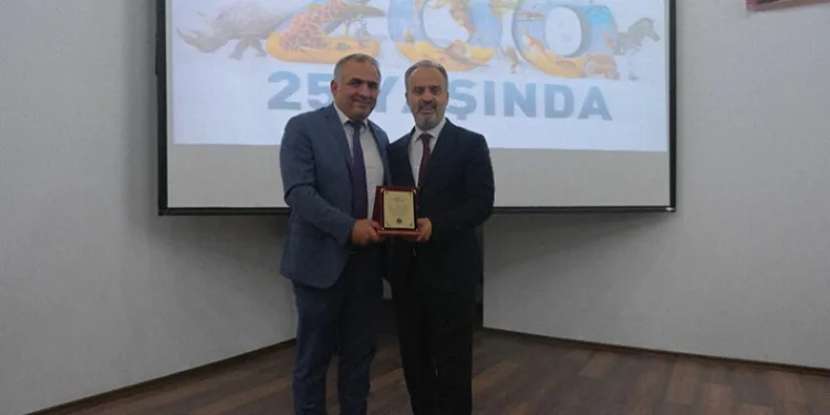 Alinur Aktaş’tan Özhan’a plaket