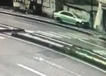 Otomobil işyeri duvarına çarptı