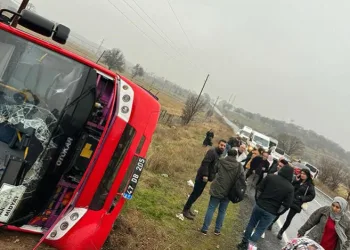 Mardin’de yolcu midibüsü devrildi: 5 yaralı