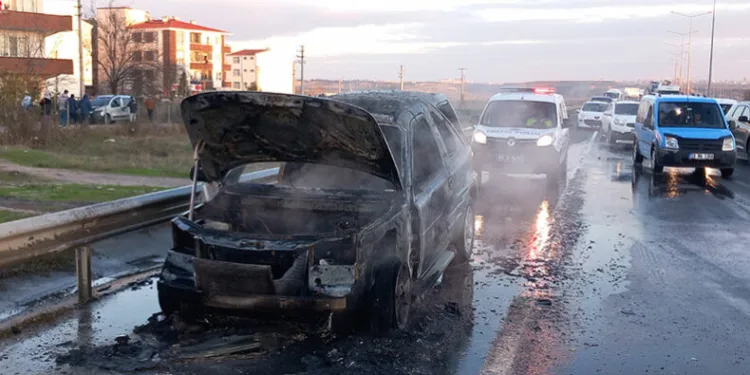 Tekirdağ’da bir araç alev topuna döndü
