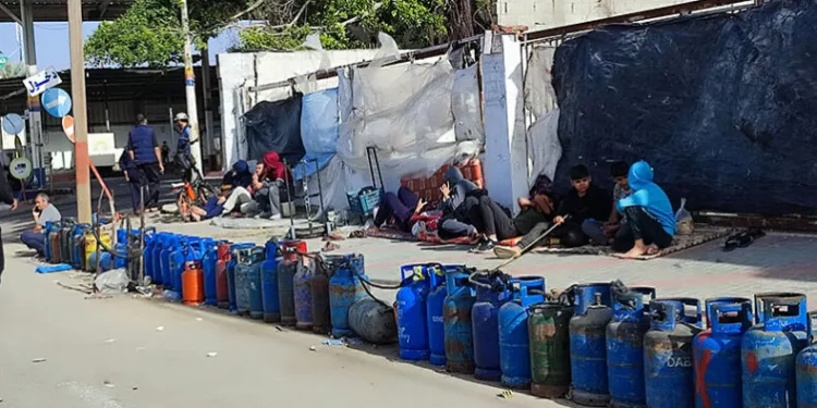 Filistinliler gaz için saatlerce sıra bekliyor