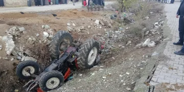 Adıyaman’da traktör devrildi: 1’i ağır 2 yaralı