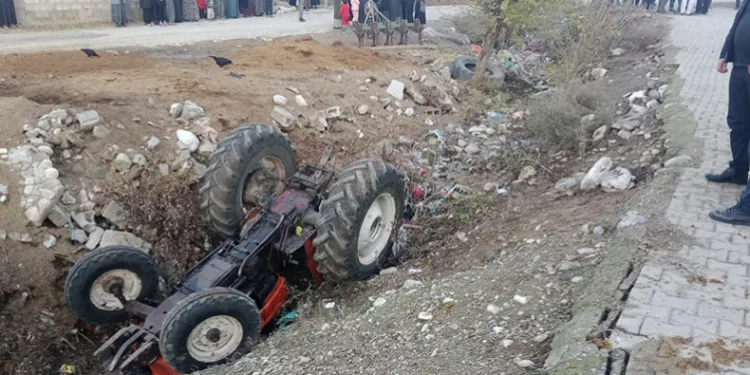 Adıyaman’da traktör devrildi: 1’i ağır 2 yaralı
