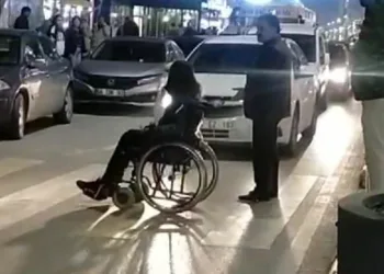 Engelli gençten tek başına eylem