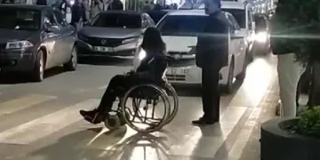 Engelli gençten tek başına eylem