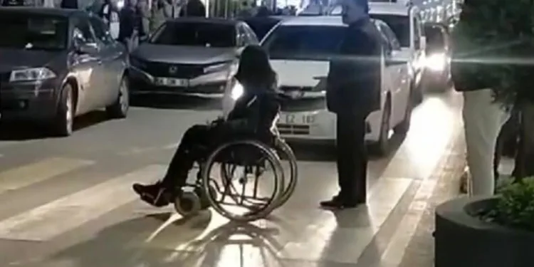 Engelli gençten tek başına eylem