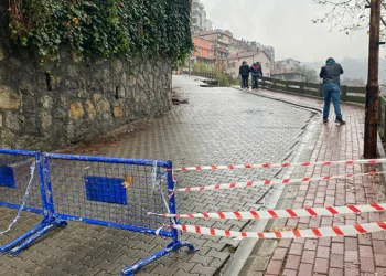 Hastane yolunda heyelan: Yol trafiğe kapatıldı