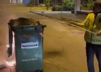 Trafik polisleri bu kez yangın söndürdü