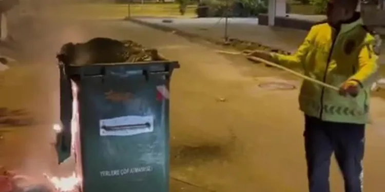 Trafik polisleri bu kez yangın söndürdü