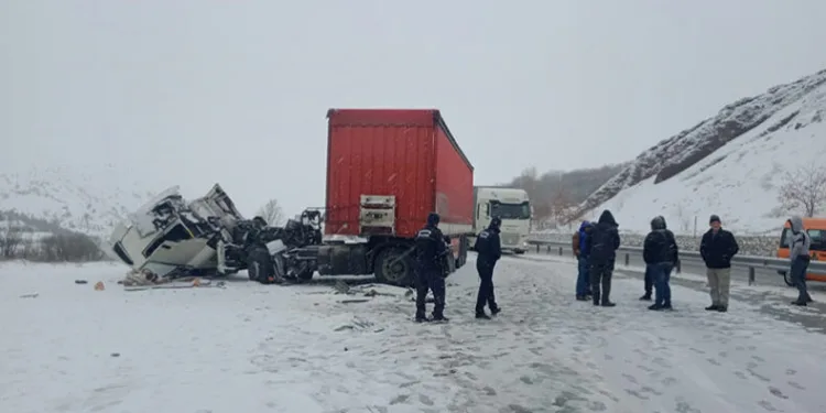 Kar yağışı trafik kazalarına neden oldu