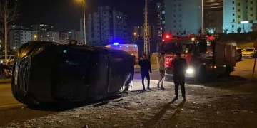 Otomobil ile çarpışan ticari araç devrildi: 7 yaralı