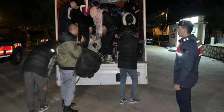 Çanakkale’de kamyonet içerisinde 41 kaçak göçmen yakalandı