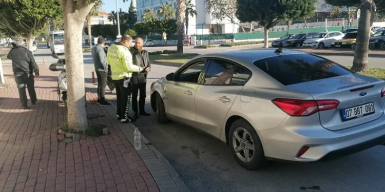 Motosiklet ile otomobil çarpıştı: 1 yaralı