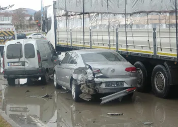 Önce otomobile sonra öğrenci servisine çarptı