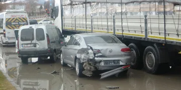 Önce otomobile sonra öğrenci servisine çarptı