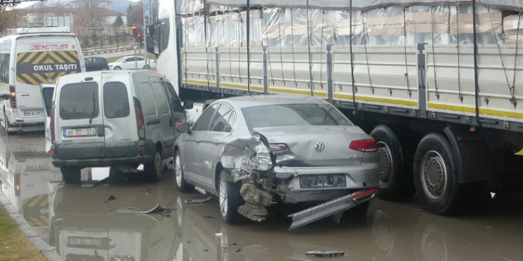 Önce otomobile sonra öğrenci servisine çarptı