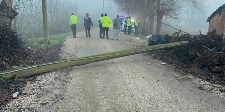 Bursa’da motosiklet sürücüsü devrilen direğe çarptı