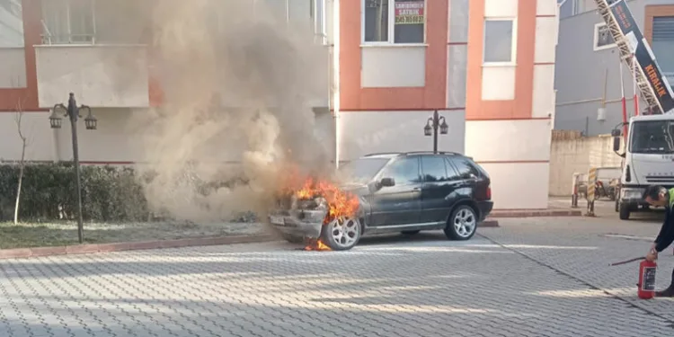 Park halindeki araç alev alev yandı