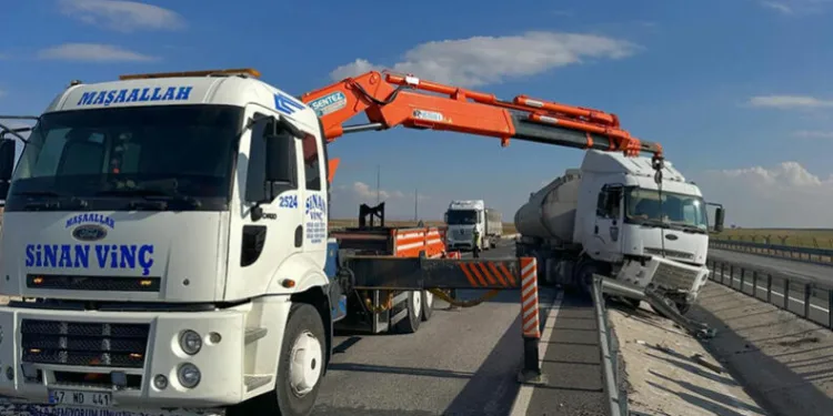 Mazot tankeri bariyerlere çarptı: 1 yaralı