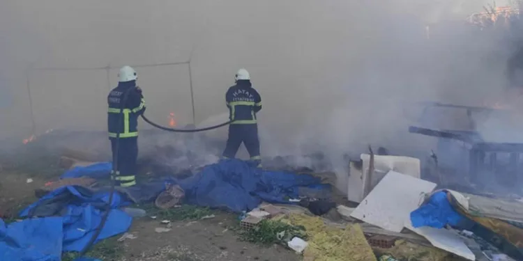 Hatay’da 2 çadır yanarak kül oldu