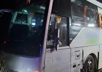 Kamyon yolcu otobüsüne çarptı: 1’i ağır 5 yaralı