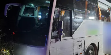 Kamyon yolcu otobüsüne çarptı: 1’i ağır 5 yaralı