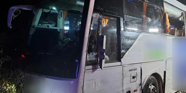 Kamyon yolcu otobüsüne çarptı: 1’i ağır 5 yaralı