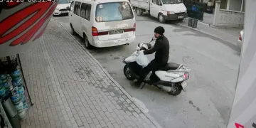 Anahtarını üzerinde bıraktığı motosikleti çalındı