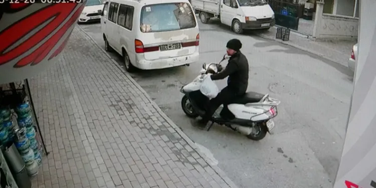 Anahtarını üzerinde bıraktığı motosikleti çalındı