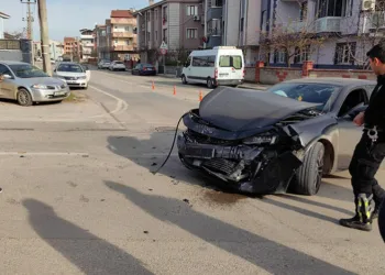 Bursa’da otomobiller çarpıştı: 1 yaralı