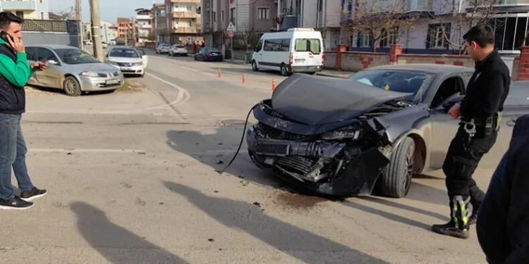 Bursa’da otomobiller çarpıştı: 1 yaralı