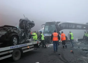 Otoyol kazasında yaralananların arasında otobüs dalmış