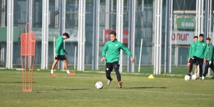 Bursaspor yoğun çalışıyor
