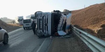 Kontrolden çıkan tır devrildi: 1 yaralı