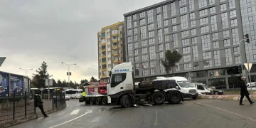 Dorsesi kopan tır yolu ulaşıma kapattı