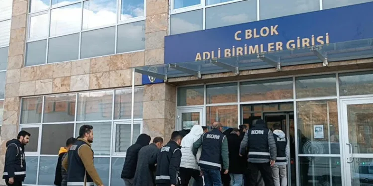 Başkasının yerine sınava girmek isteyen 21 kişi yakalandı