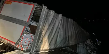 Lastiği patlayan tır kanala uçtu