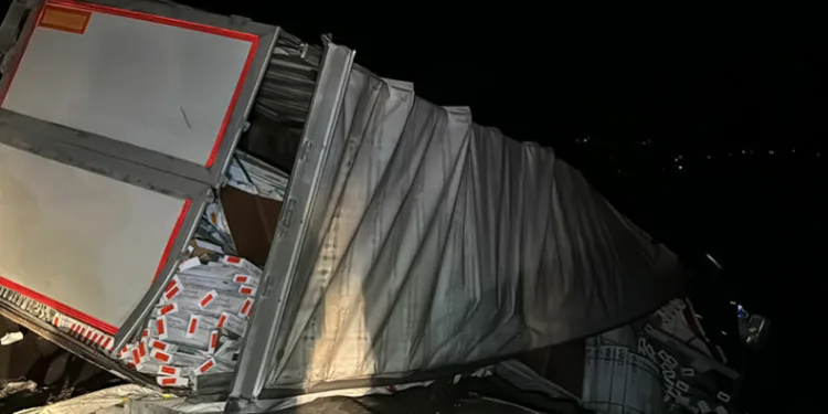 Lastiği patlayan tır kanala uçtu