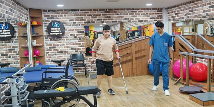 Kaybettiği bacaklarına protezle kavuştu