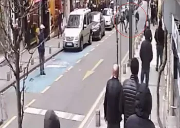Bıçaklı omuz atma kavgası: Önce dövdü sonra bıçakladı