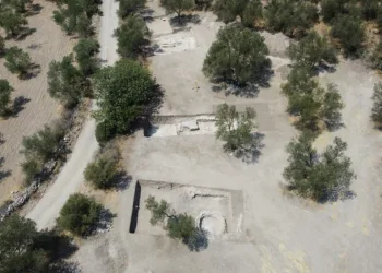 Apollon Smintheus Tapınağı’nda 2 bin yıllık mezar bulundu